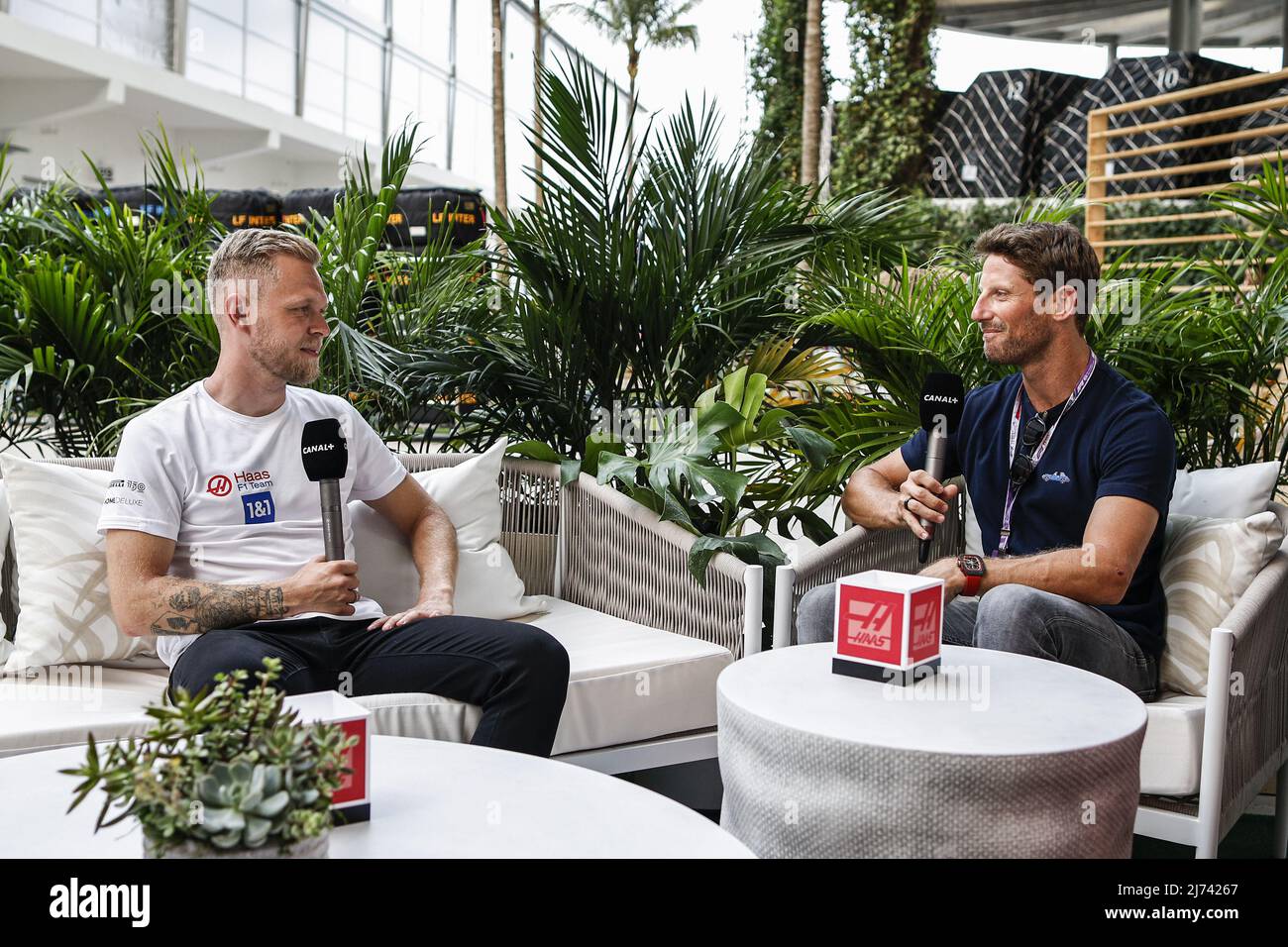 Florida, Stati Uniti d'America - 05/05/2022, Romain Grosjean, ritratto intervista Canal + con MAGNUSSEN Kevin (den), Haas F1 Team VF-22 Ferrari, ritratto durante la Formula 1 Crypto.com Miami Grand Prix 2022, 5th round del FIA Formula uno World Championship 2022, sull'Autodromo Internazionale di Miami, Dal 6 al 8 maggio 2022 a Miami Gardens, Florida, Stati Uniti d'America - Foto: Xavi Bonilla/DPPI/LiveMedia Foto Stock