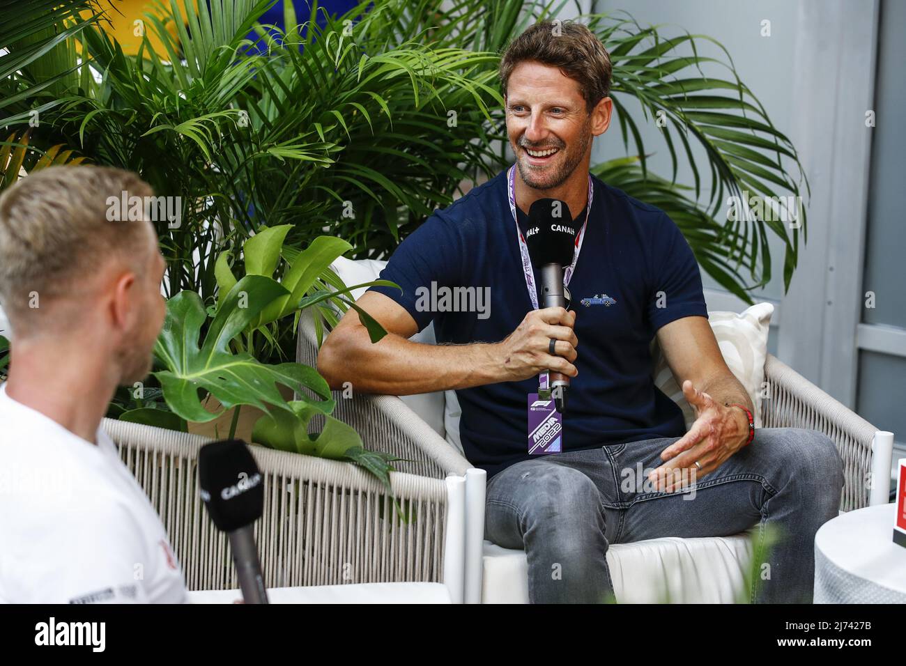 Florida, Stati Uniti d'America - 05/05/2022, Romain Grosjean, ritratto intervista Canal + con MAGNUSSEN Kevin (den), Haas F1 Team VF-22 Ferrari, ritratto durante la Formula 1 Crypto.com Miami Grand Prix 2022, 5th round del FIA Formula uno World Championship 2022, sull'Autodromo Internazionale di Miami, Dal 6 al 8 maggio 2022 a Miami Gardens, Florida, Stati Uniti d'America - Foto: Xavi Bonilla/DPPI/LiveMedia Foto Stock
