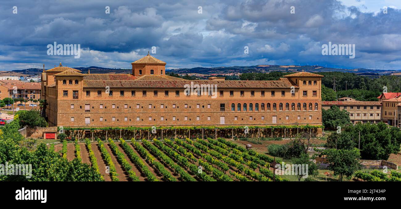 Veduta aerea del convento di San Francisco a Olite, Spagna fondata secondo la leggenda da San Francesco sulla strada per Santiago de Compostela Foto Stock