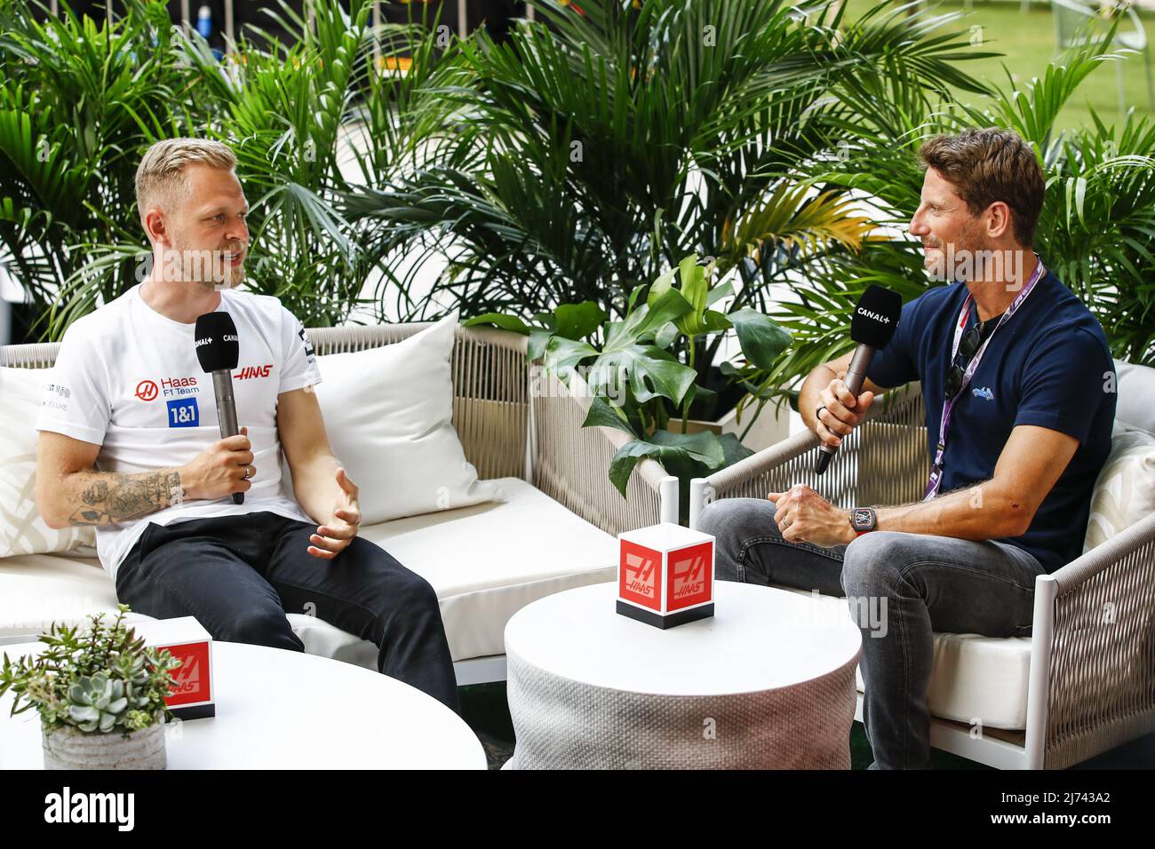 Florida, Stati Uniti d'America - 05/05/2022, Romain Grosjean, ritratto intervista Canal + con MAGNUSSEN Kevin (den), Haas F1 Team VF-22 Ferrari, ritratto durante la Formula 1 Crypto.com Miami Grand Prix 2022, 5th round del FIA Formula uno World Championship 2022, sull'Autodromo Internazionale di Miami, Dal 6 al 8 maggio 2022 a Miami Gardens, Florida, Stati Uniti d'America - Foto: Xavi Bonilla/DPPI/LiveMedia Foto Stock