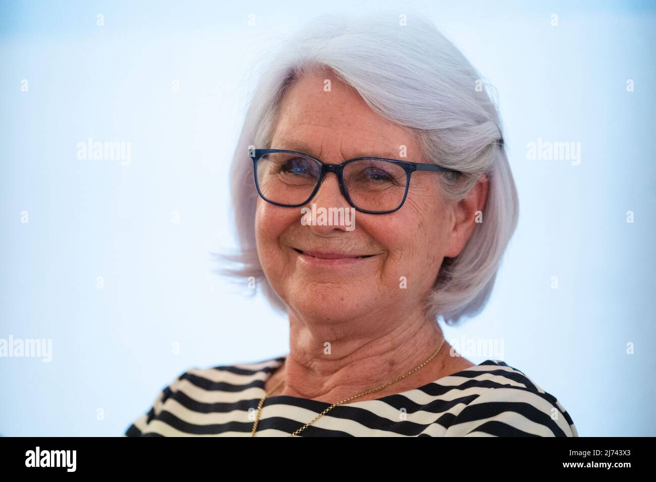 05 maggio 2022, Renania Settentrionale-Vestfalia, Colonia: Heide Ecker-Rosendahl, campione olimpico nel relay di salto lungo e sprint alle Olimpiadi di Monaco, siede sul palco dell'evento '50 anni delle Olimpiadi di Monaco 1972: Una reminiscenza dal punto di vista del Renania Settentrionale-Vestfalia' al Museo Sport e Olimpico Tedesco. Foto: Marius Becker/dpa Foto Stock