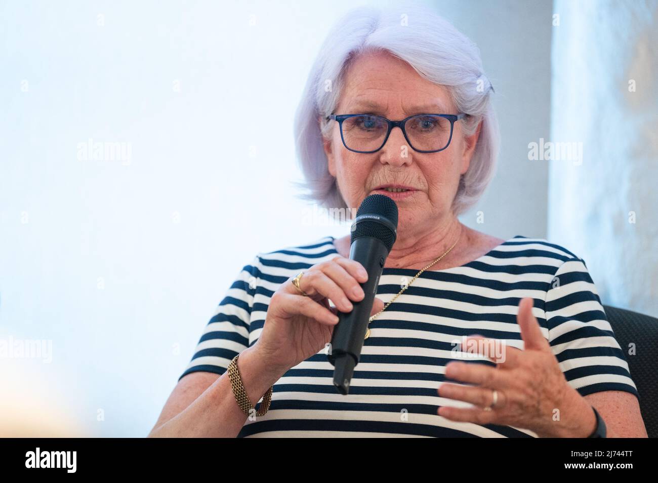 05 maggio 2022, Renania Settentrionale-Vestfalia, Colonia: Heide Ecker-Rosendahl, campione olimpico nel relay di salto lungo e sprint alle Olimpiadi di Monaco, siede sul palco dell'evento '50 anni delle Olimpiadi di Monaco 1972: Una reminiscenza dal punto di vista del Renania Settentrionale-Vestfalia' al Museo Sport e Olimpico Tedesco. Foto: Marius Becker/dpa Foto Stock