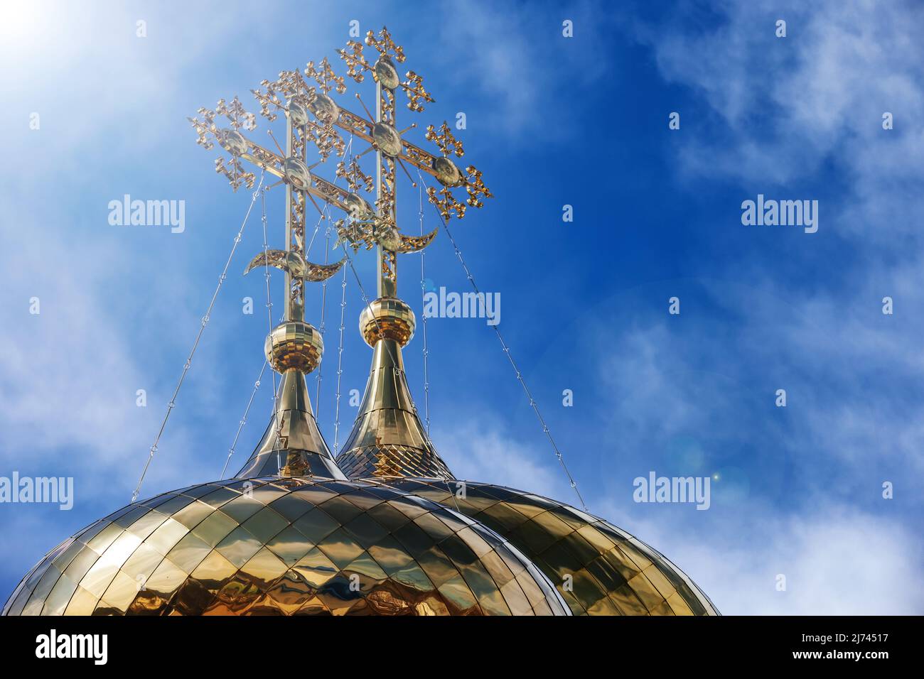 Gli ortodossi orientali attraversano le cupole dorate del tempio contro il cielo blu con le nuvole. Cattedrale della Trinità del Monastero di Raifa, Tatarstan, Russia. Foto Stock