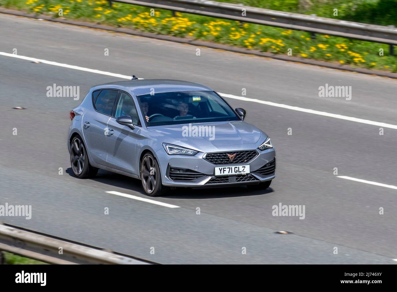 2022 argento Cupra Leon VZ2 TSI S-A 1984cc 7 marce semi-automatico 4dr berlina; guida sulla M61 vicino Manchester, Regno Unito Foto Stock