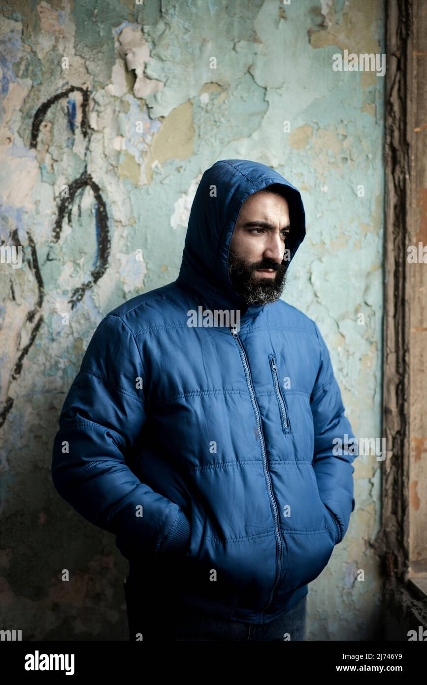 Uomo medio orientale con bearded che indossa la giacca con cappuccio Foto Stock
