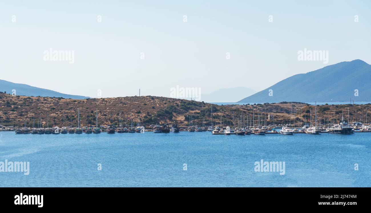 Vista panoramica della costa, e il molo con barche. Foto Stock