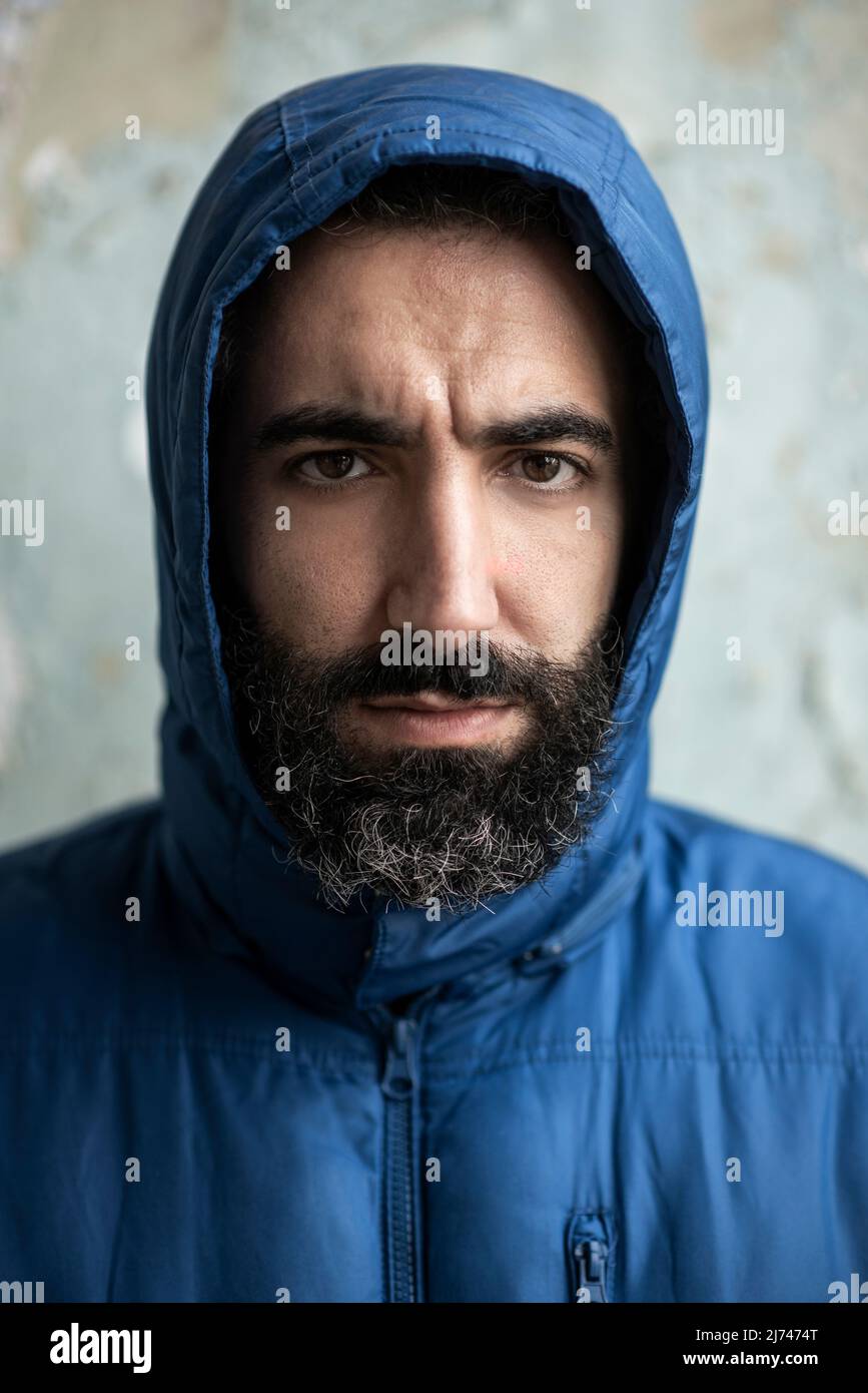 Uomo medio orientale con bearded che indossa la giacca con cappuccio Foto Stock