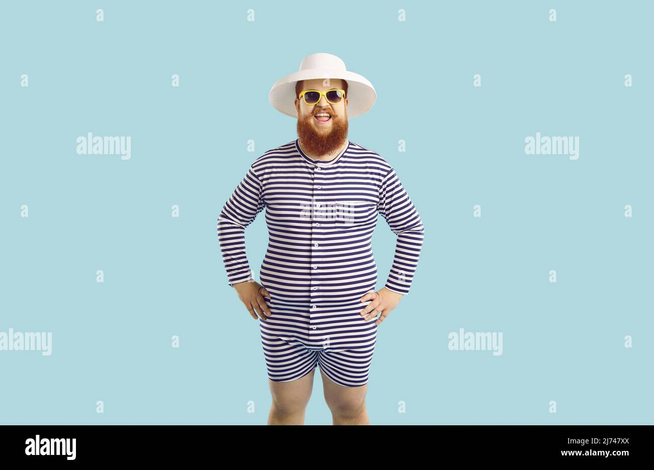 Ritratto di divertente fumetto uomo chubby in estate cappello su sfondo isolato azzurro. Foto Stock