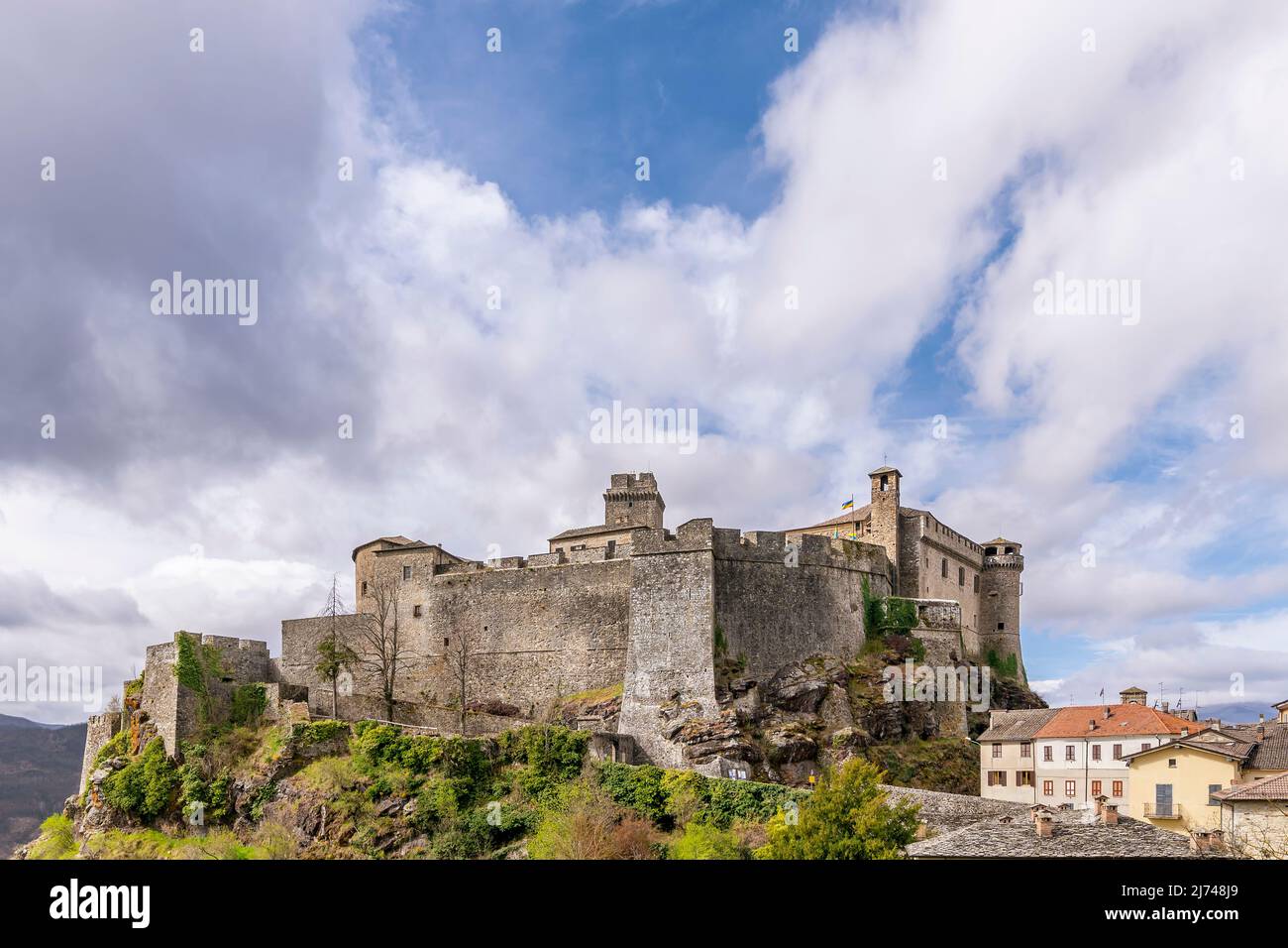 L'antico castello di Bardi, Parma, Italia, sotto un bel cielo Foto Stock