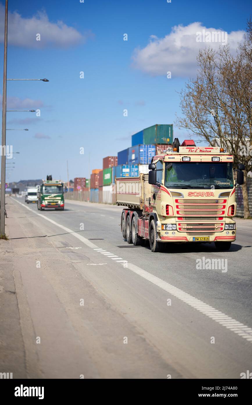 Scania Truck su Baltikavej, container di spedizione in background; Nordhavn, Copenhagen, Danimarca Foto Stock
