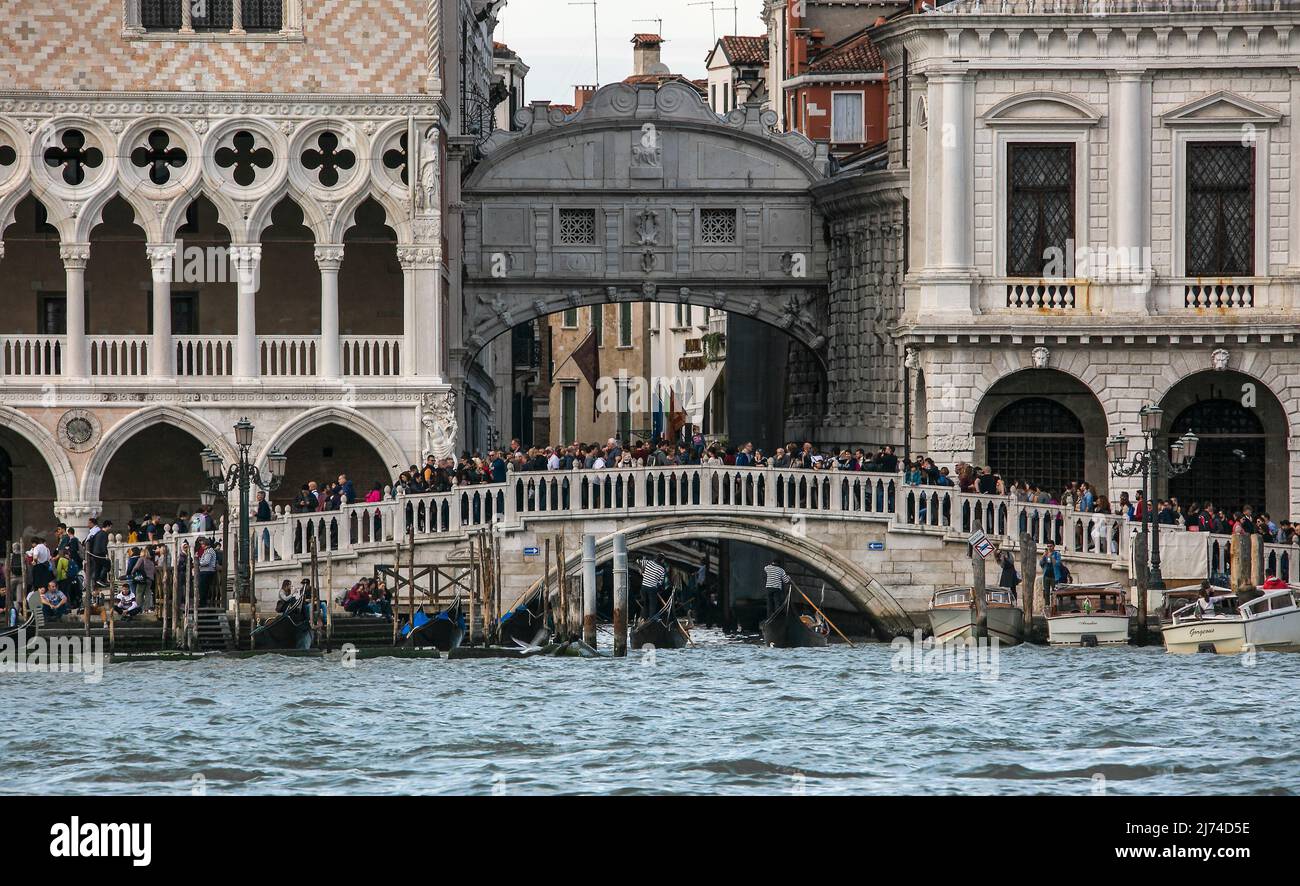 Italien Venedig Brücke Ponte di paglia -494 links Dogenpalast Mitte Seufzerbrücke rechts Staatsgefängnis 1590-1610 von Antonio da Ponte Foto Stock