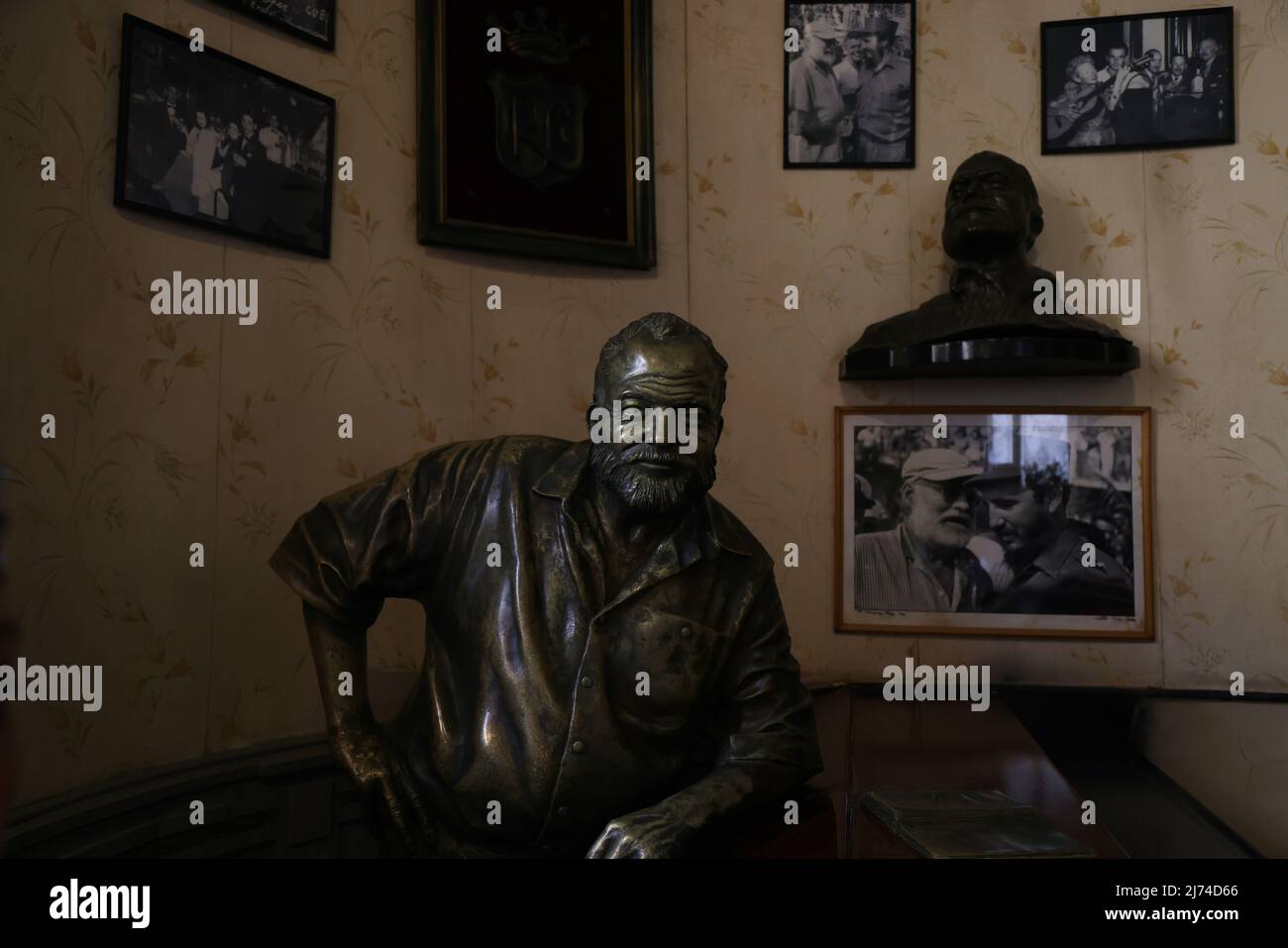 La statua di Emingway nel suo bar preferito a l'Avana, Cuba Foto Stock