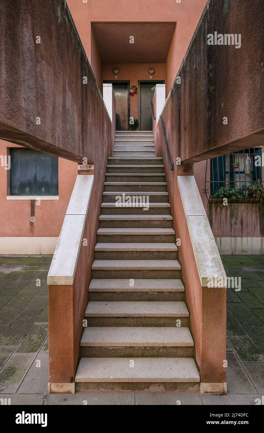 Italien Venedig Cannaregio-Häuser 9375 postmoderne Wohnsiedlung 1981 von Vittorio Gregotti Treppenaufgang Foto Stock