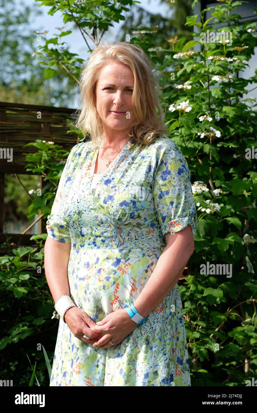 Malvern, Worcestershire, Regno Unito – Venerdì 6th Maggio 2022 – Emily Crowley-Wroe Garden designer del Hide Garden e vincitore del miglior giardino alla fiera - il Festival di primavera del 35th RHS Malvern di giardinaggio e piante presenta sei giardini a vista e un Platinum Jubilee Garden. Il festival primaverile RHS Malvern si svolge fino a domenica 8th maggio. Foto Steven Maggio / Alamy Live News Foto Stock
