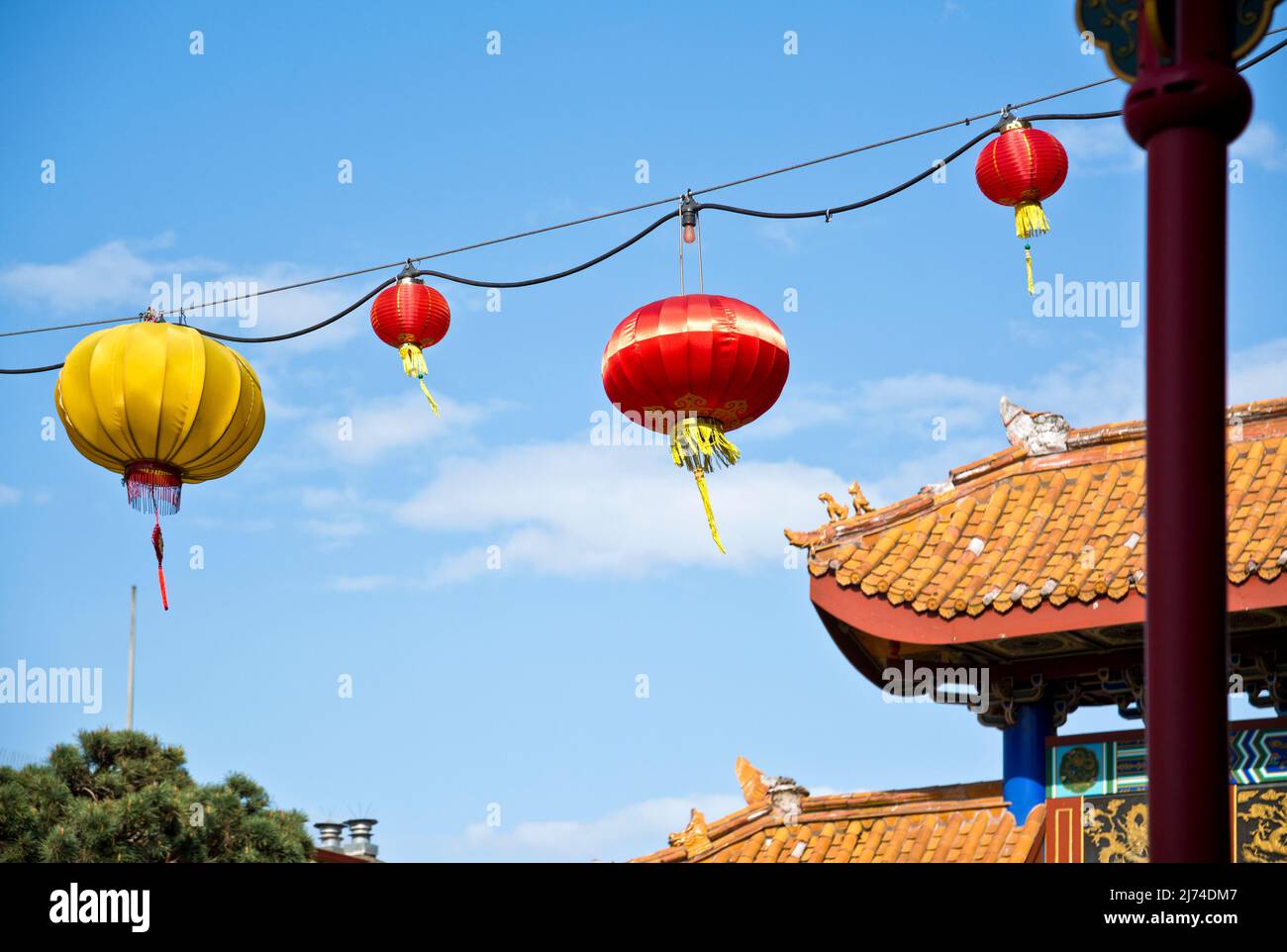 Appendere le lanterne cinesi contro il cielo blu a Chinatown a Victoria, BC, Canada. Foto Stock