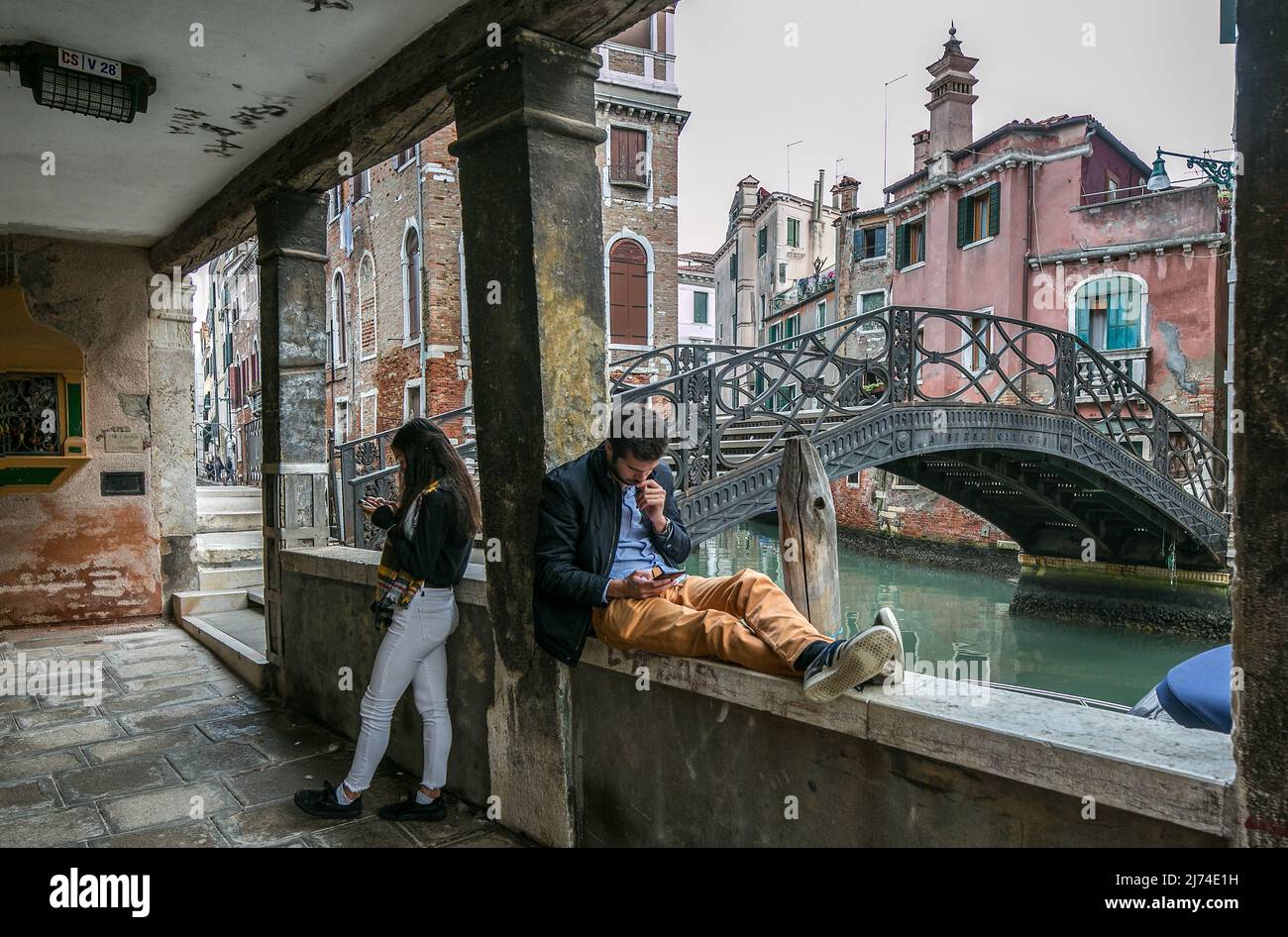 Italien Venedig Fondamente di Felzi -648 mit Personen rechts gußeiserne Brücke im Zuge der Calle di Pinelli Foto Stock