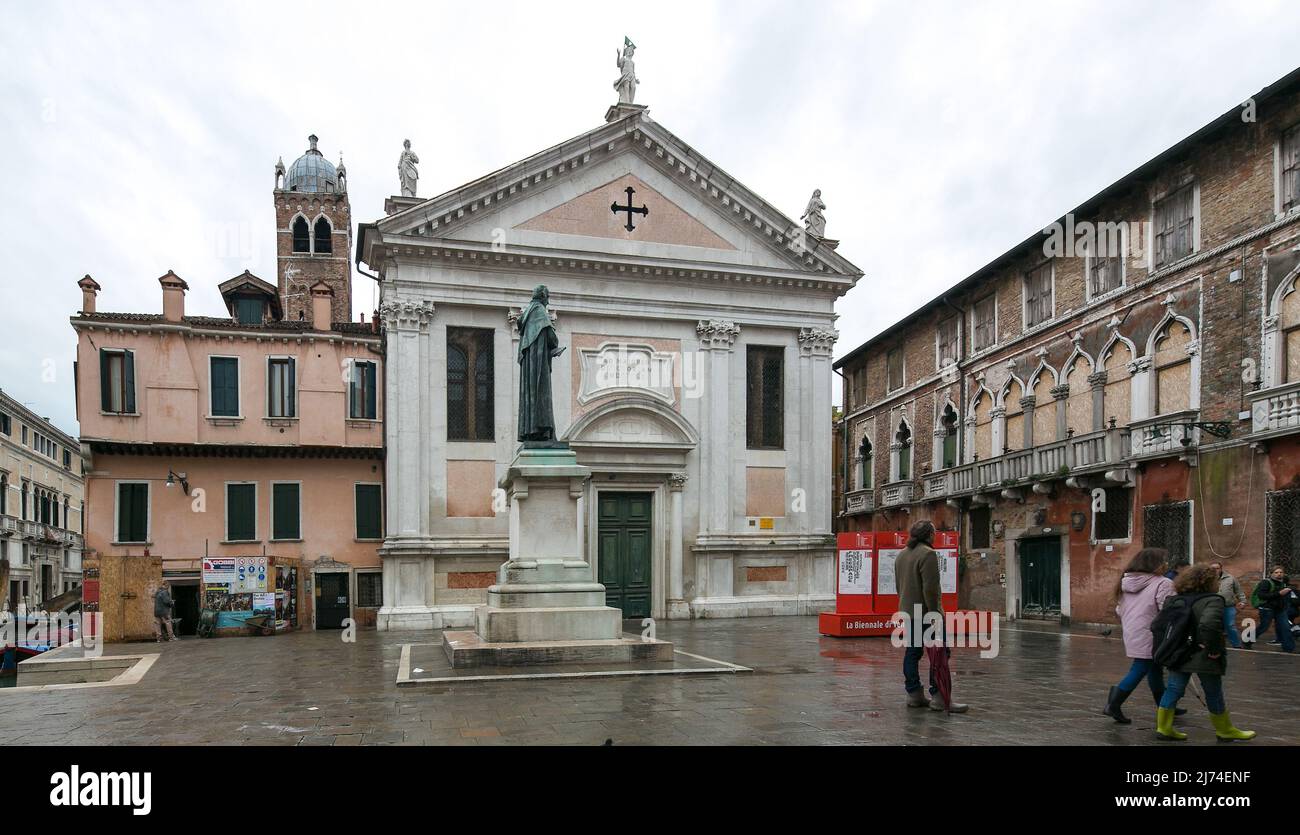 Italien Venedig Kirche Santa Fosca -425 wiederaufgebaut zw 1679 und 1741 davor Standbild von Paolo Sarpi bedeutender Geistlicher des Servitenordens Foto Stock