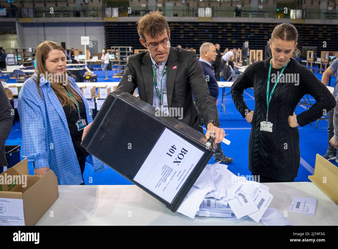 Le scatole di scrutinio sono aperte per lo smistamento presso il conteggio del consiglio comunale di Glasgow alla Emirates Arena, a Glasgow, nelle elezioni del governo locale. Data foto: Venerdì 6 maggio 2022. Foto Stock
