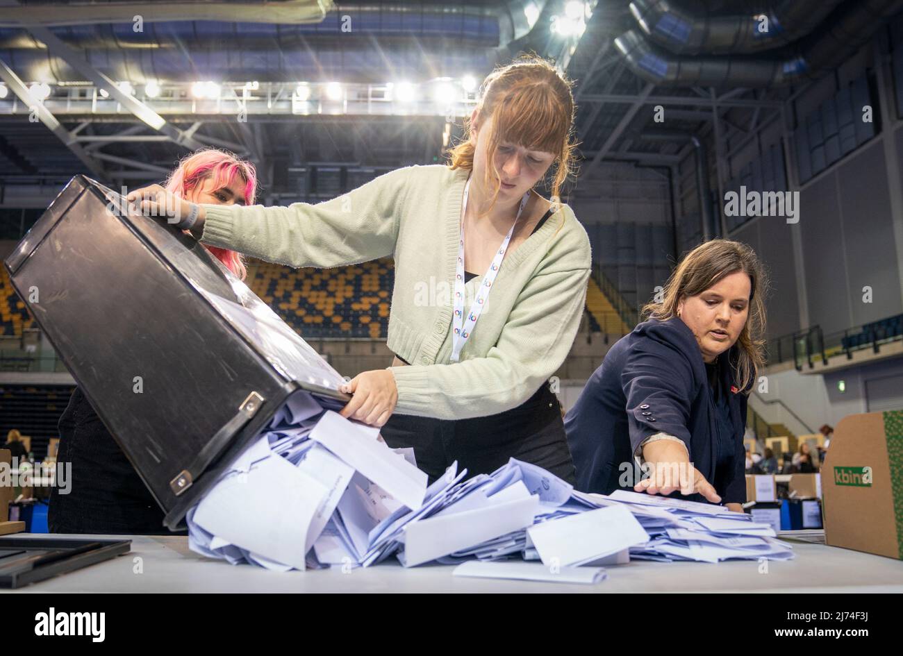 Le scatole di scrutinio sono aperte per lo smistamento presso il conteggio del consiglio comunale di Glasgow alla Emirates Arena, a Glasgow, nelle elezioni del governo locale. Data foto: Venerdì 6 maggio 2022. Foto Stock