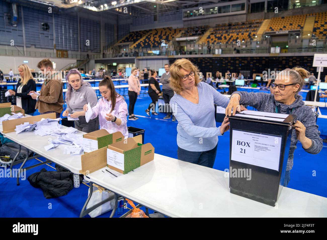 Le scatole di scrutinio sono aperte per lo smistamento presso il conteggio del consiglio comunale di Glasgow alla Emirates Arena, a Glasgow, nelle elezioni del governo locale. Data foto: Venerdì 6 maggio 2022. Foto Stock