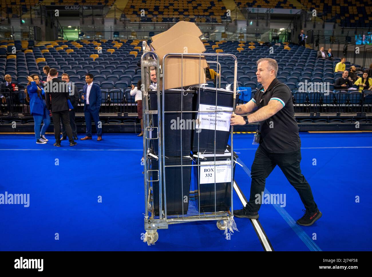 Le caselle di voto arrivano per lo smistamento al conto del consiglio comunale di Glasgow alla Emirates Arena, a Glasgow, nelle elezioni del governo locale. Data foto: Venerdì 6 maggio 2022. Foto Stock