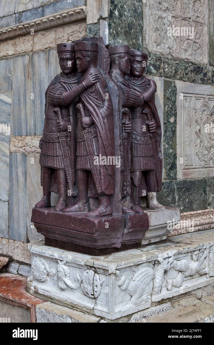Italien Venedig Markusdom -40 Südseite skulpturen (4 JH) aus dunkelrotem Porphyr - die sog Tetrarchen d h Kaiser Diokletian u seine Mitregenten Valeri Foto Stock