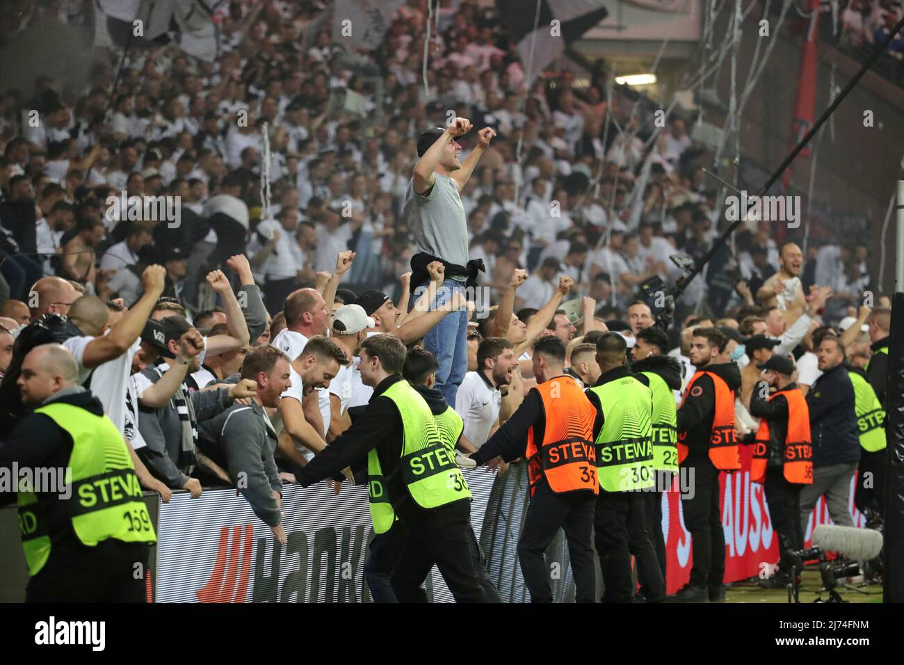 Attacco quadrato, giubilo, gioia, entusiasmo, i tifosi di Francoforte, tifosi di calcio n dopo la fine del gioco. Calcio Europa League, semifinali Eintracht Frankfurt - West Ham United 1-0, il 5th maggio 2022 a Francoforte/Germania. PARCO DELLA BANCA TEDESCA Â Foto Stock