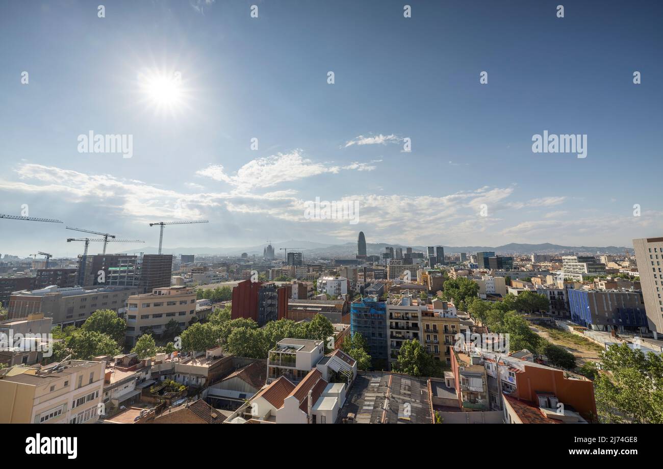 Skyline di Barcellona con nuvole che passano Foto Stock