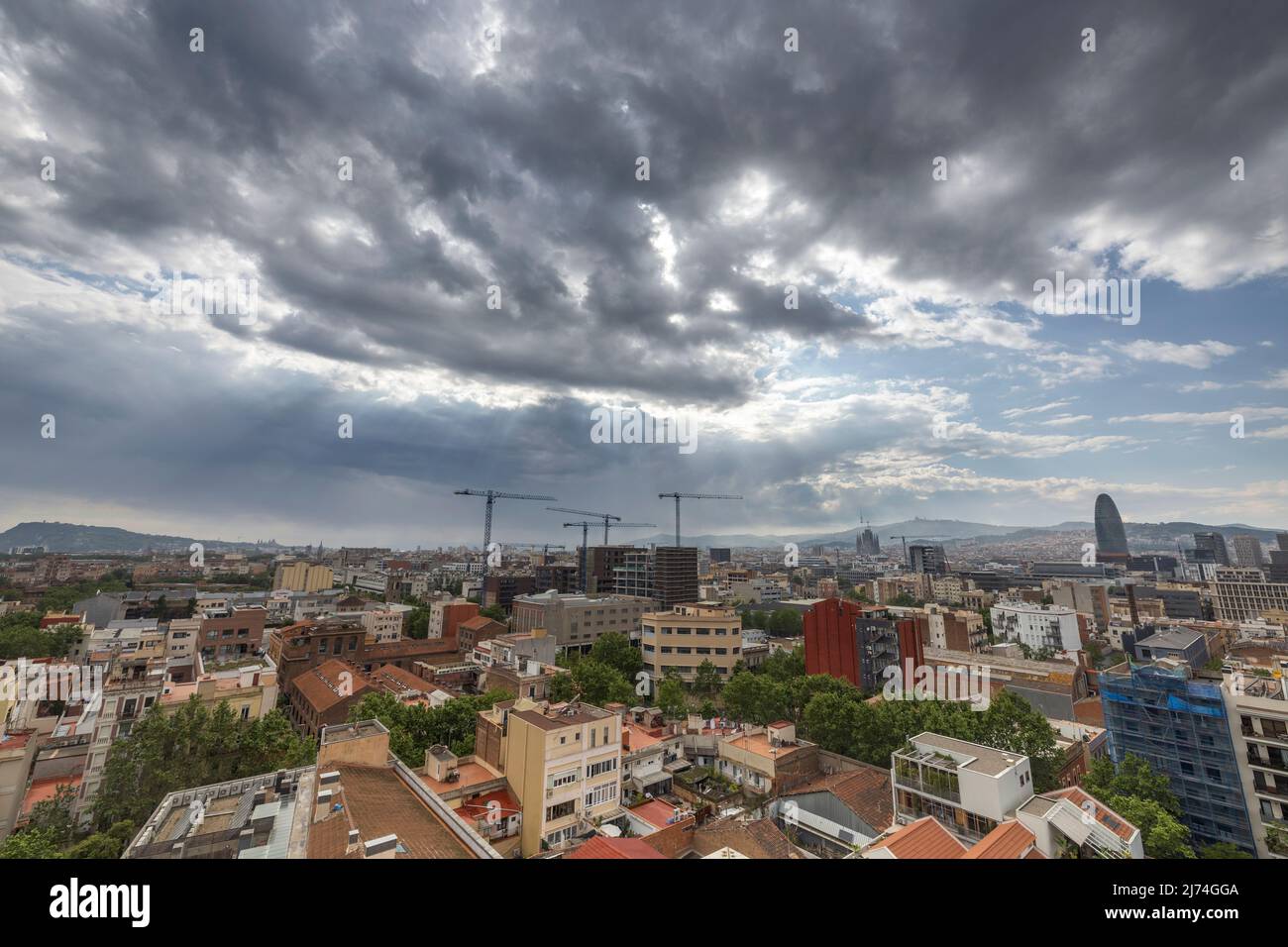 Skyline di Barcellona con nuvole che passano Foto Stock