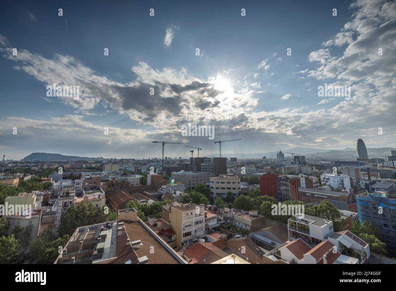 Skyline di Barcellona con nuvole che passano Foto Stock