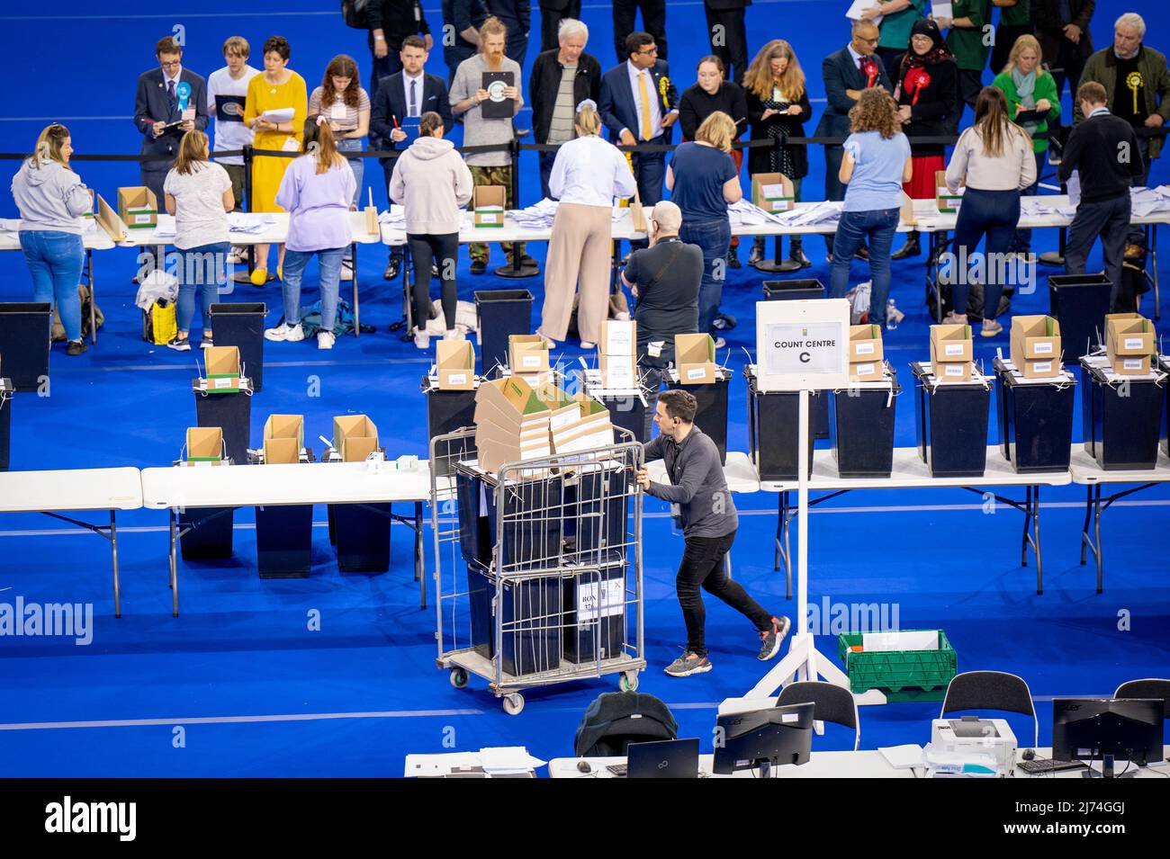 Le caselle di voto arrivano per lo smistamento al conto del consiglio comunale di Glasgow alla Emirates Arena, a Glasgow, nelle elezioni del governo locale. Data foto: Venerdì 6 maggio 2022. Foto Stock