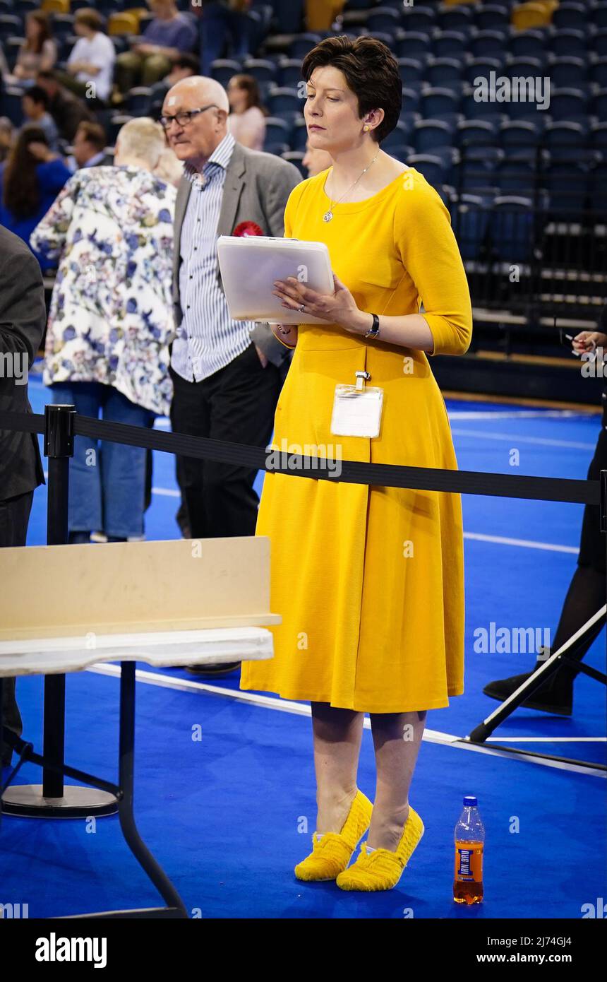 Il MP Alison Thewliss della SNP al Glasgow City Council conta alla Emirates Arena, a Glasgow, nelle elezioni del governo locale. Data foto: Venerdì 6 maggio 2022. Foto Stock