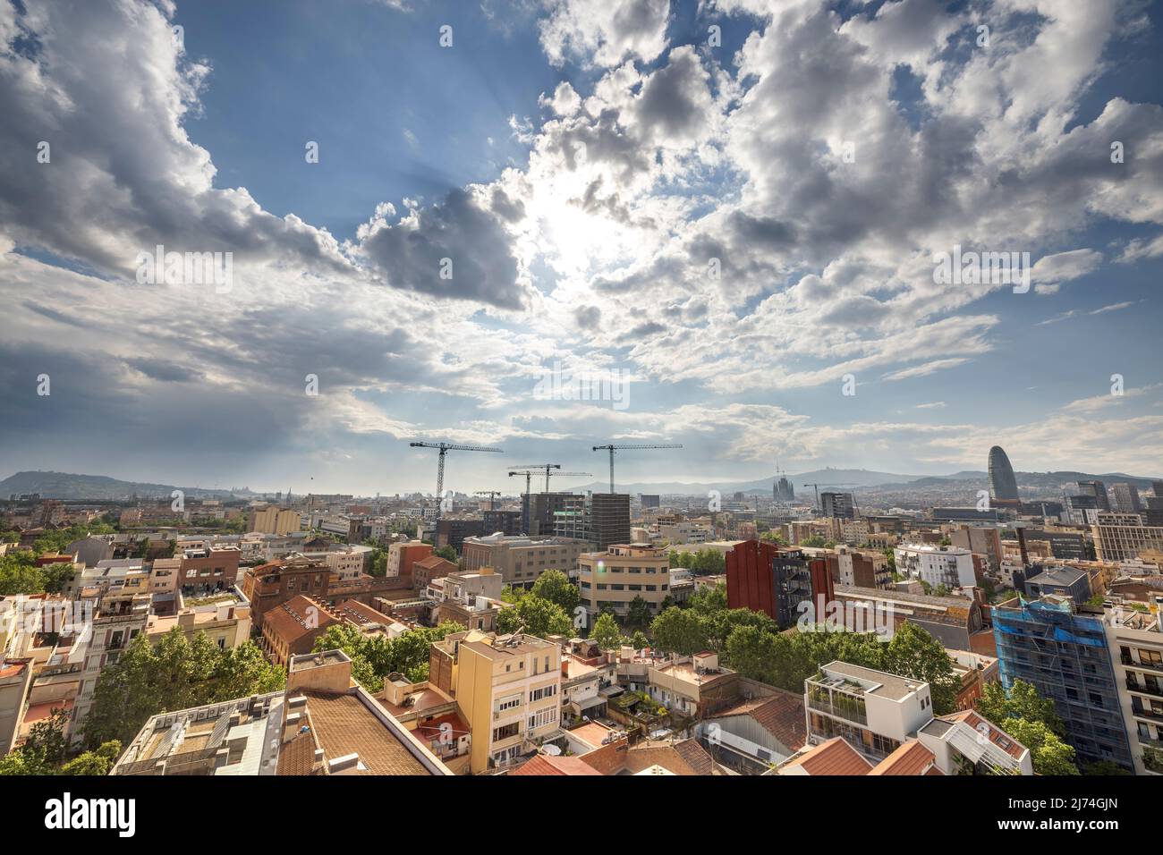 Skyline di Barcellona con nuvole che passano Foto Stock