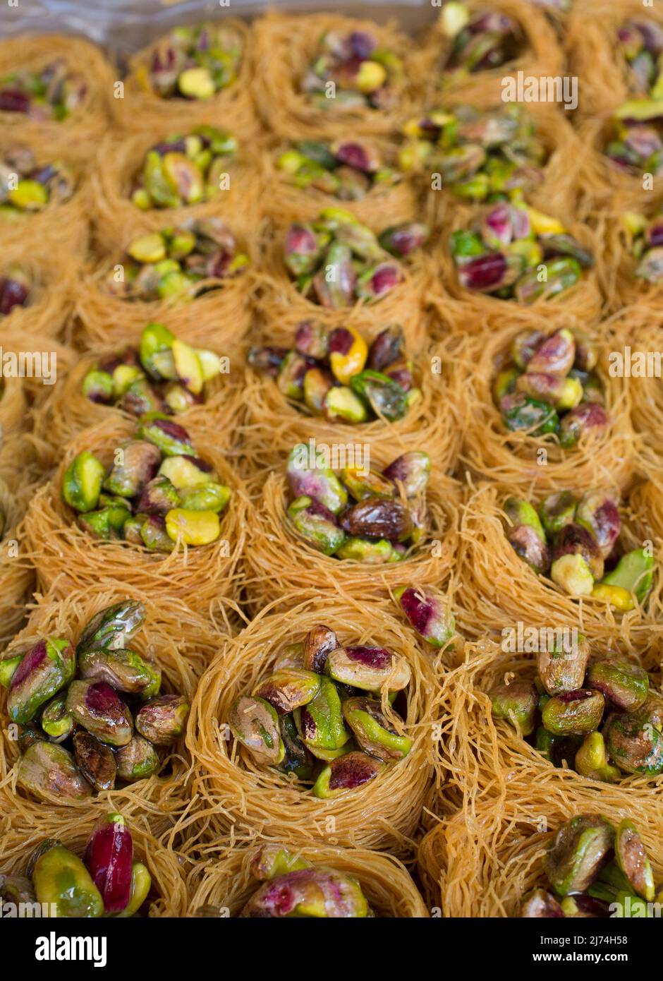 Piatto crammed con nidi Nightingales o Ouch El Boulboul. Dessert arabo con pistacchio Foto Stock