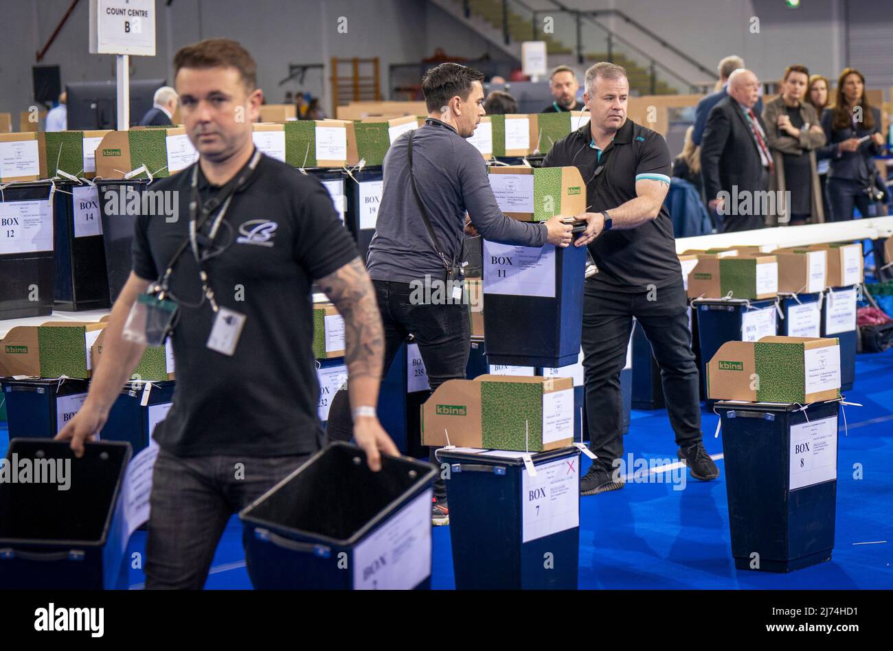 Le urne elettorali arrivano al conto del consiglio comunale di Glasgow all'Emirates Arena, a Glasgow, nelle elezioni del governo locale. Data foto: Venerdì 6 maggio 2022. Foto Stock