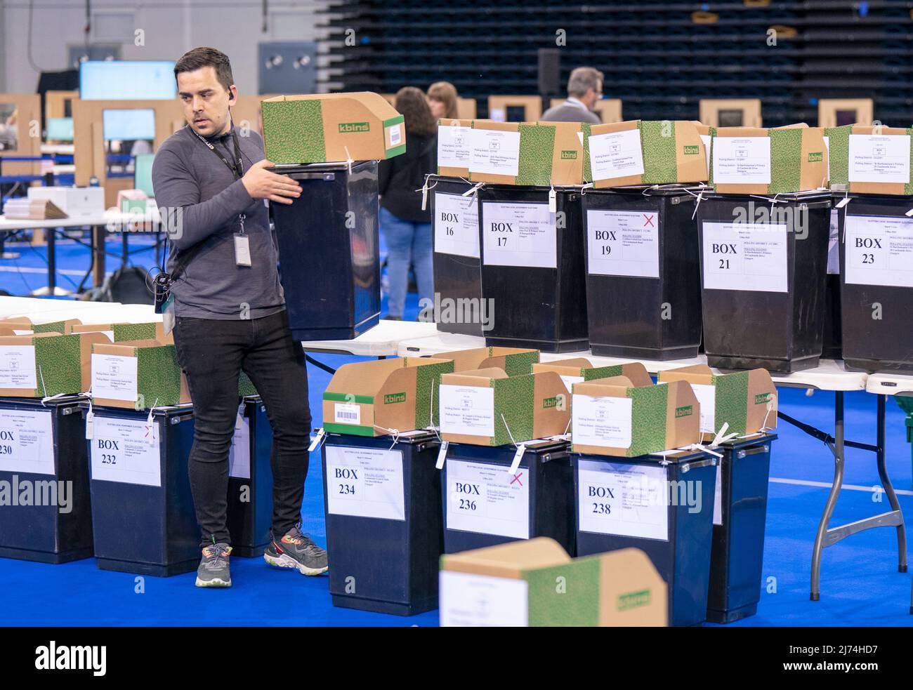 Le urne elettorali arrivano al conto del consiglio comunale di Glasgow all'Emirates Arena, a Glasgow, nelle elezioni del governo locale. Data foto: Venerdì 6 maggio 2022. Foto Stock