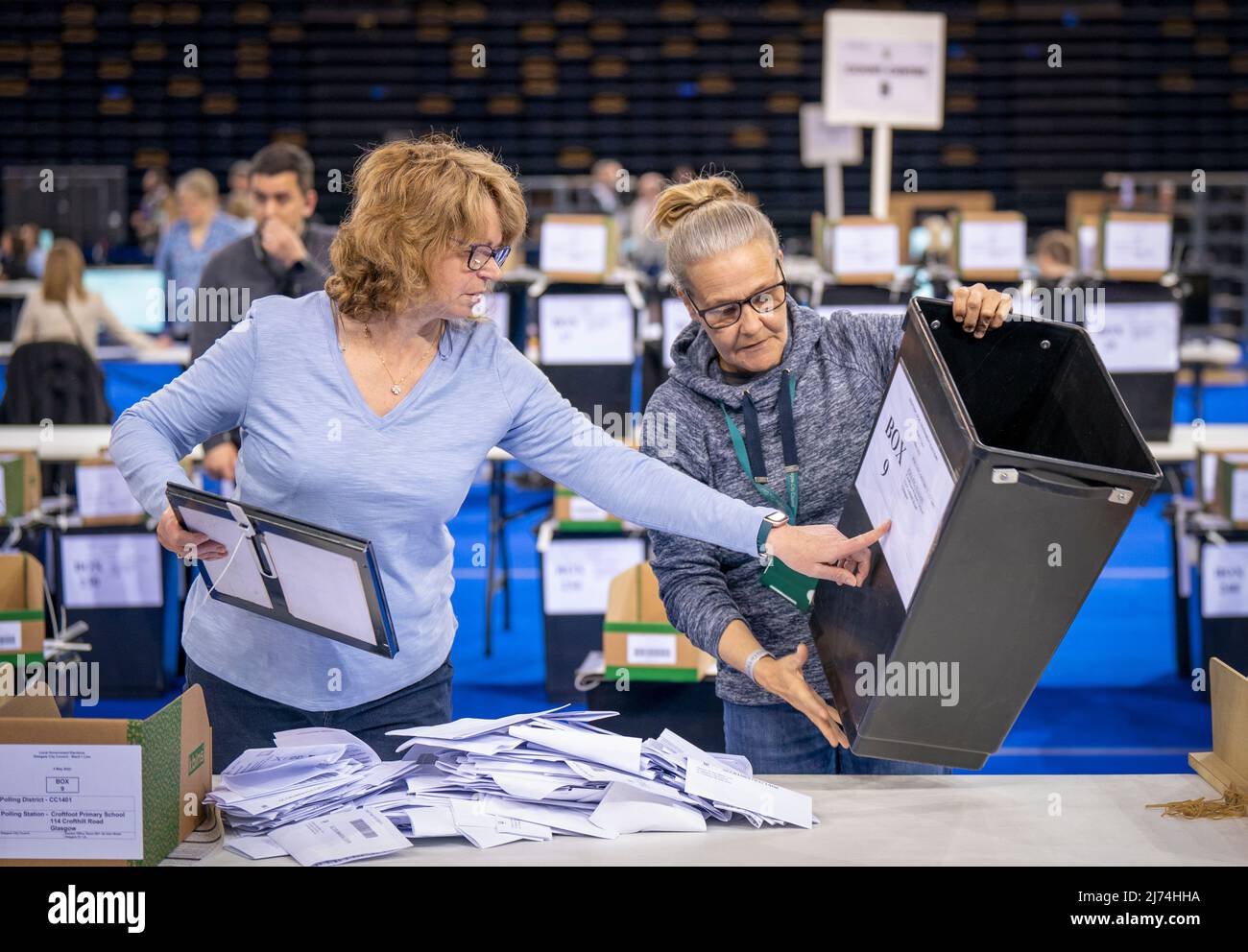 Le urne vengono svuotate e i voti vengono ordinati presso il conto del consiglio comunale di Glasgow alla Emirates Arena, a Glasgow, nelle elezioni amministrative locali. Data foto: Venerdì 6 maggio 2022. Foto Stock