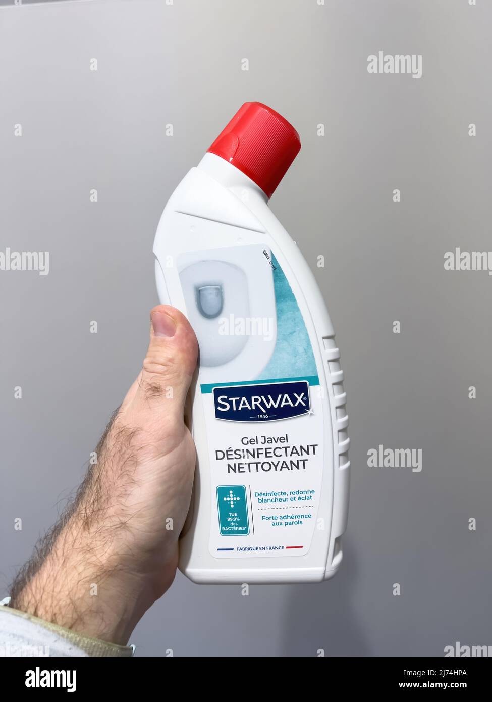 Parigi, Francia - Apr 8, 2022: Flacone di plastica POV maschio con detergente per gel disinfettante Starwax gel Javel nettoyant wc Foto Stock