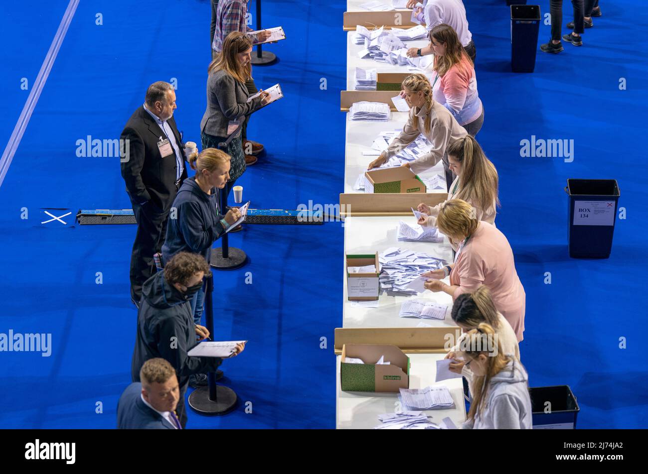 I voti sono ordinati al conteggio del consiglio comunale di Glasgow all'Emirates Arena, a Glasgow, nelle elezioni del governo locale. Data foto: Venerdì 6 maggio 2022. Foto Stock
