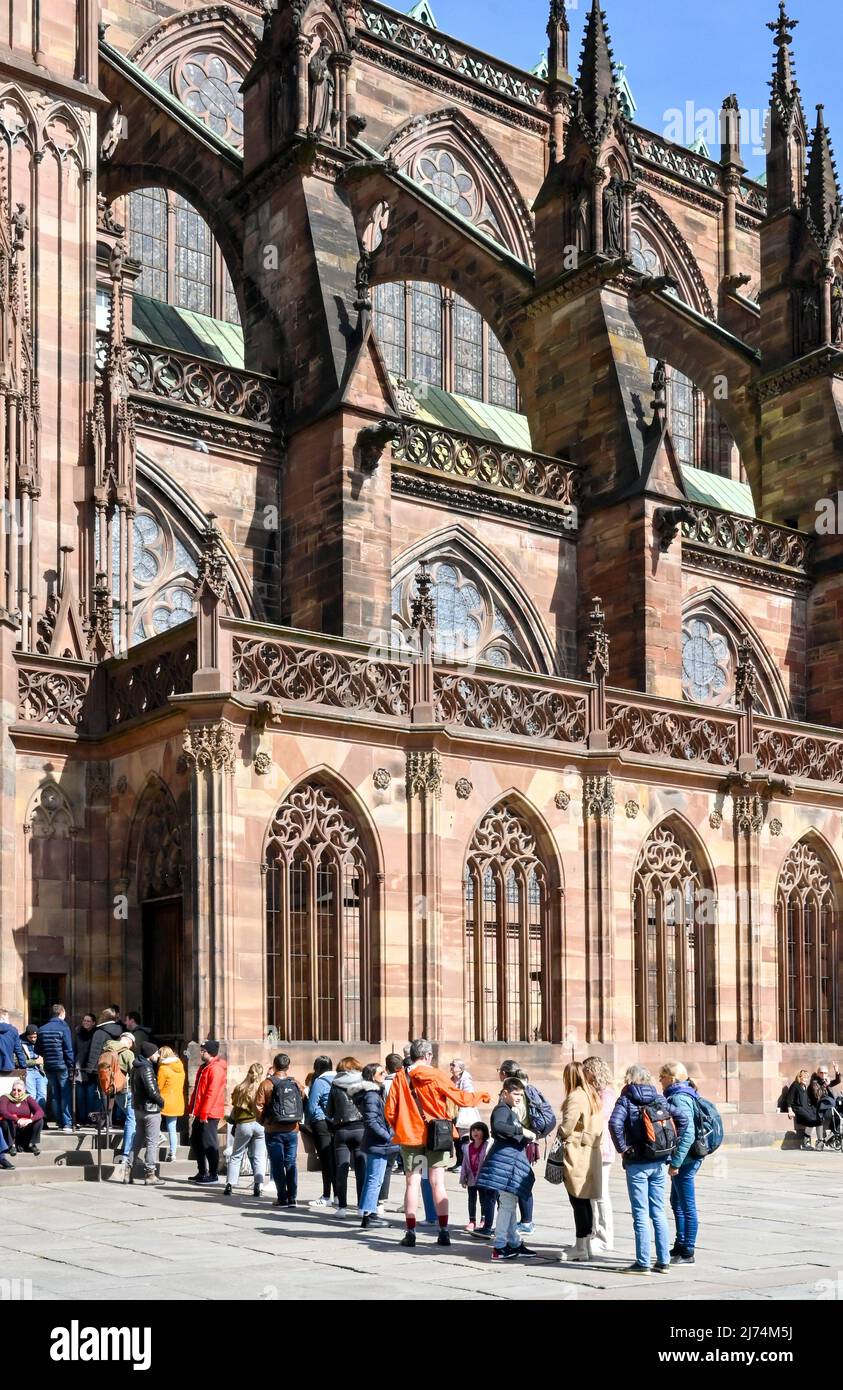Strasburgo, Francia - Aprile 2022: Persone che si accingono per entrare nella cattedrale Notre-Dame de Strasbourg nel centro della città Foto Stock