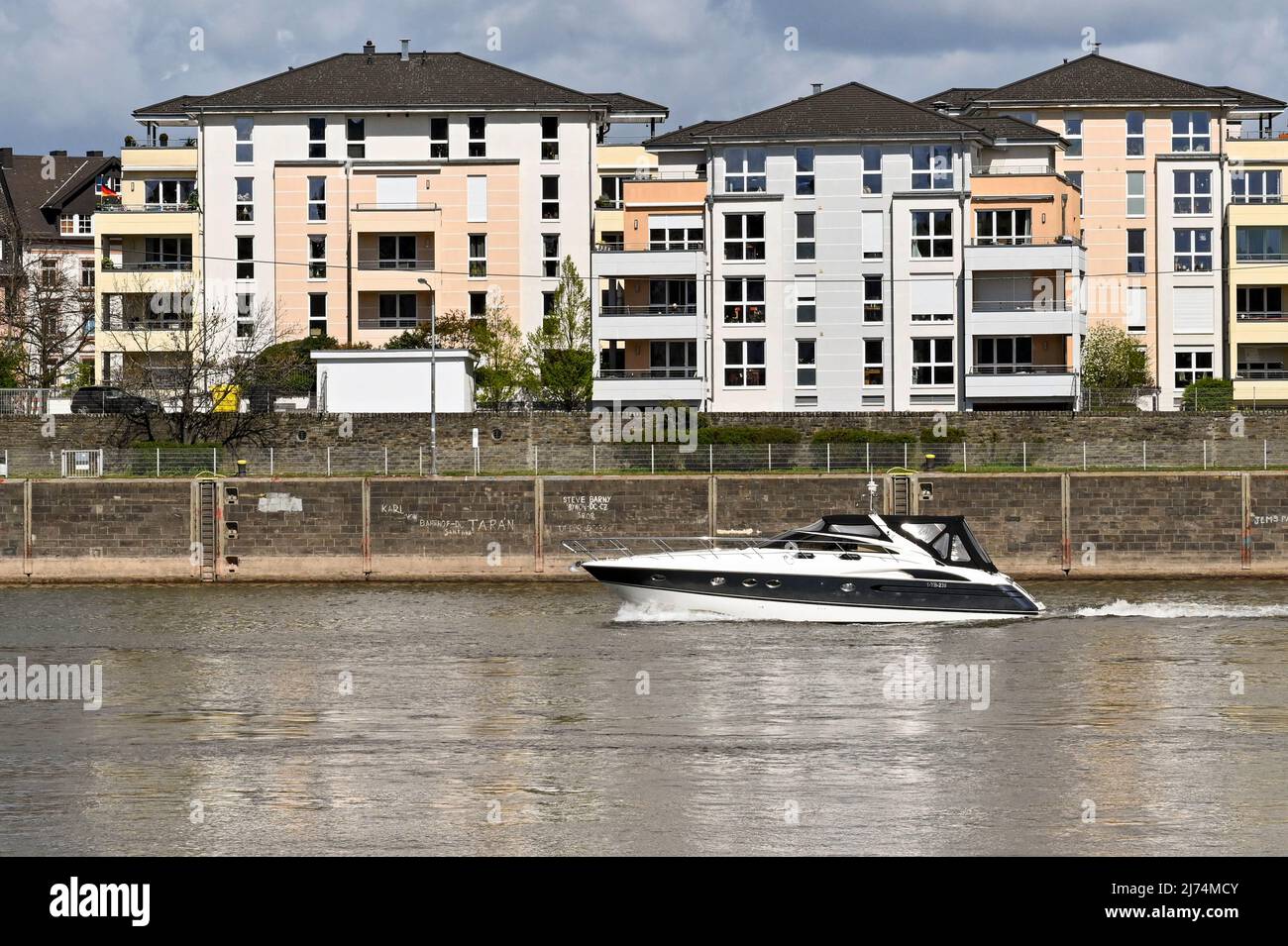 Coblenza, Germania - Aprile 2022: Motoscafo di lusso che naviga sul fiume Mosella, che attraversa la città Foto Stock