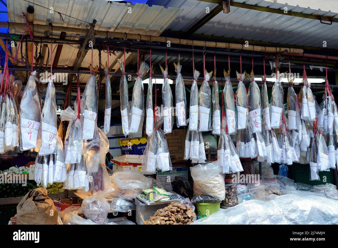 Pesce intero essiccato in un mercato a Kowloon, Cina, Hong Kong Foto Stock