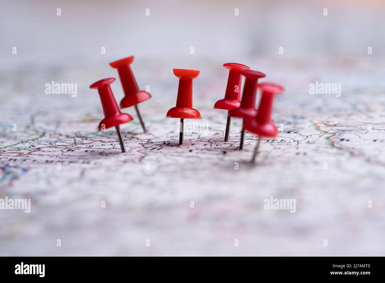 Individuazione del luogo e viaggio. Mappa con perno di posizionamento Foto Stock