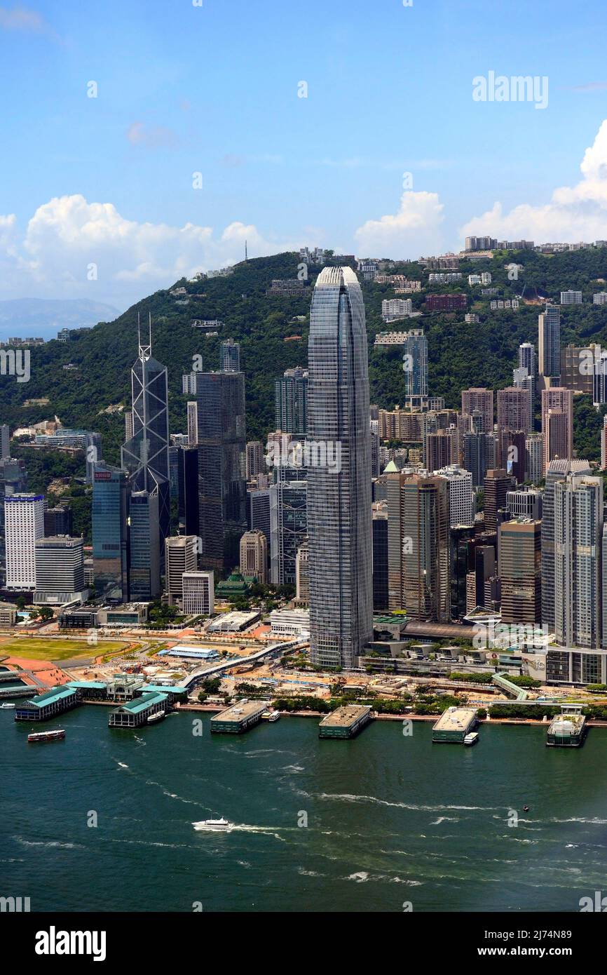 Vista sullo skyline di Central e del fiume Hongkong da 800 m di altitudine del Centro commerciale nazionale, ICC a Kowloon, altitudine totale di Foto Stock