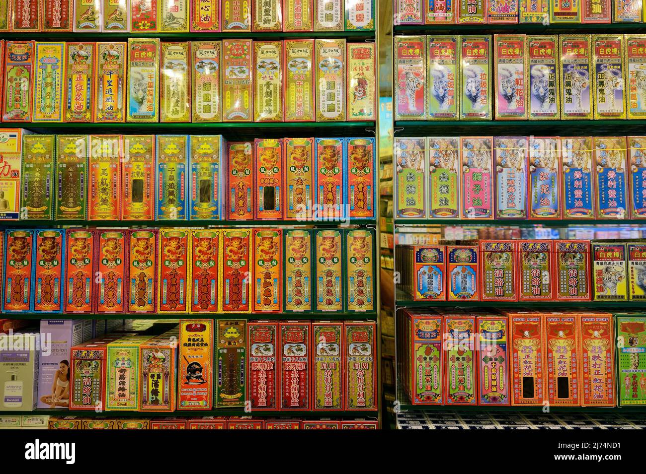 Molti farmaci diversi in una tipica farmacia cinese per la medicina tradizionale cinese, Kowloon, Cina, Hong Kong Foto Stock