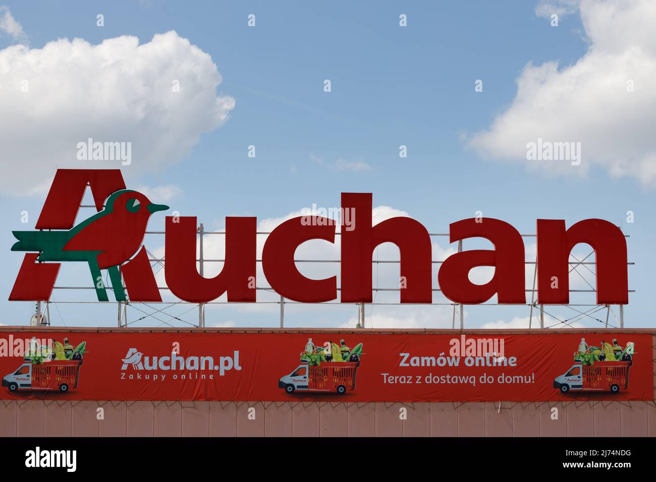 Poznan, Polonia. 2 aprile 2022: Logo o simbolo di Auchan nel Poznan Planet Retail Park. Auchan è la rete francese. Foto Stock