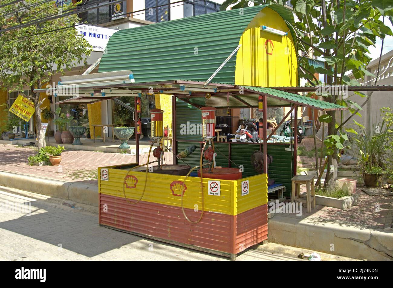 Stazione di benzina Shell a Karon Beach, Thailandia, Phuket Foto Stock