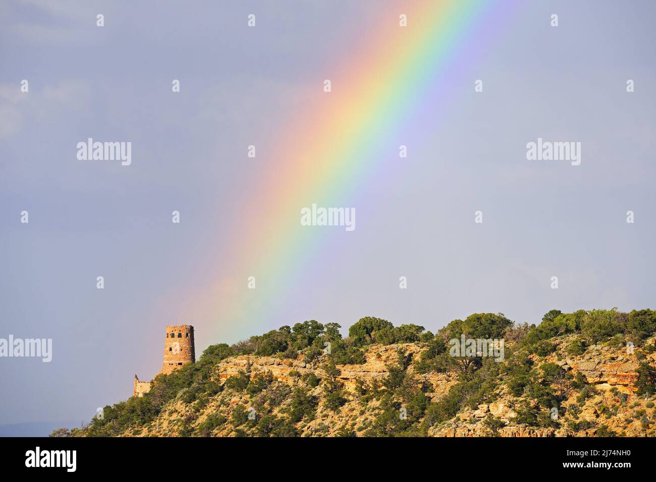 Torre di controllo, Desert View Point, visto da Navajo Point con arcobaleno, Stati Uniti, Arizona, Parco Nazionale del Grand Canyon Foto Stock Torre di controllo, Desert View Point, visto da Navajo Point con arcobaleno, Stati Uniti, Arizona, Parco Nazionale del Grand Canyon Foto Stock