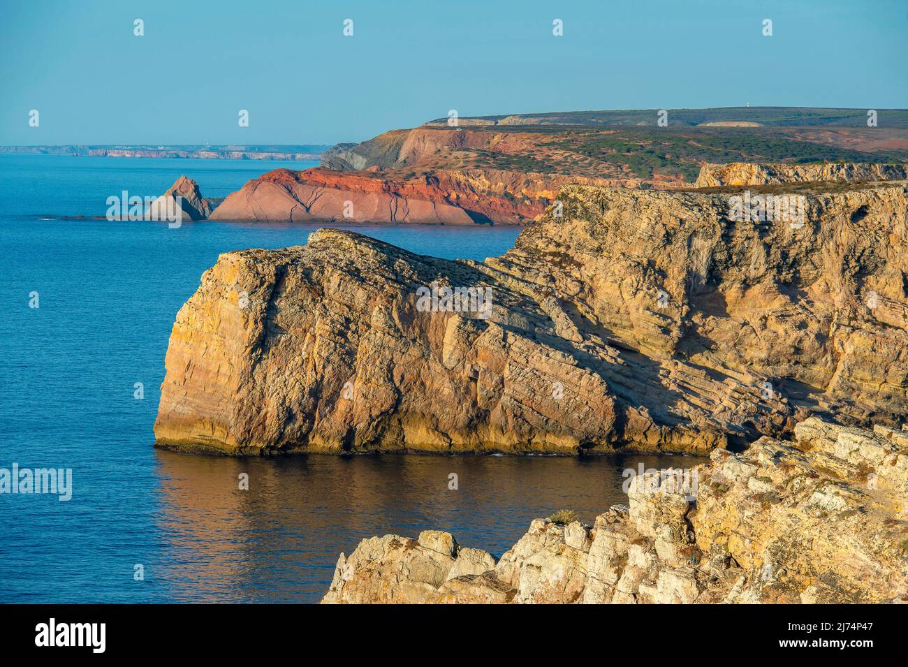 Costa rocciosa nell'Algarve occidentale vicino a Salema a fine estate, Portogallo, Algarve Foto Stock