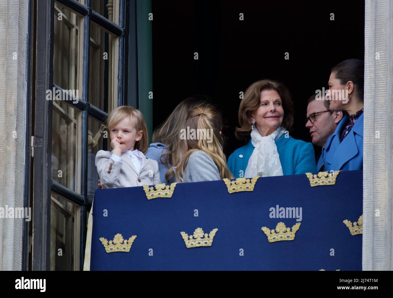 STOCCOLMA, SVEZIA - 30 APRILE 2022: Re Carl XVI Gustaf di 76 anni. Sul balcone la famiglia reale Foto Stock